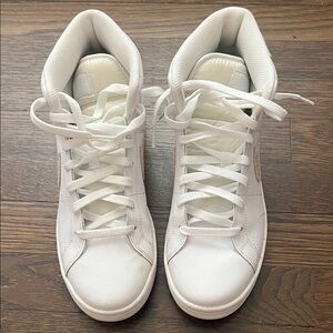 Nike White Women’s Low-Top Lace-Up Sneakers